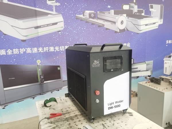 1500w輕型便攜式激光焊接機.jpg 1500w輕型便攜式激光焊接機.jpg